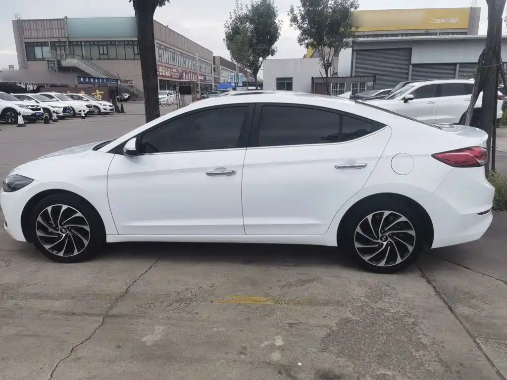 Hyundai Elantra — фото 7