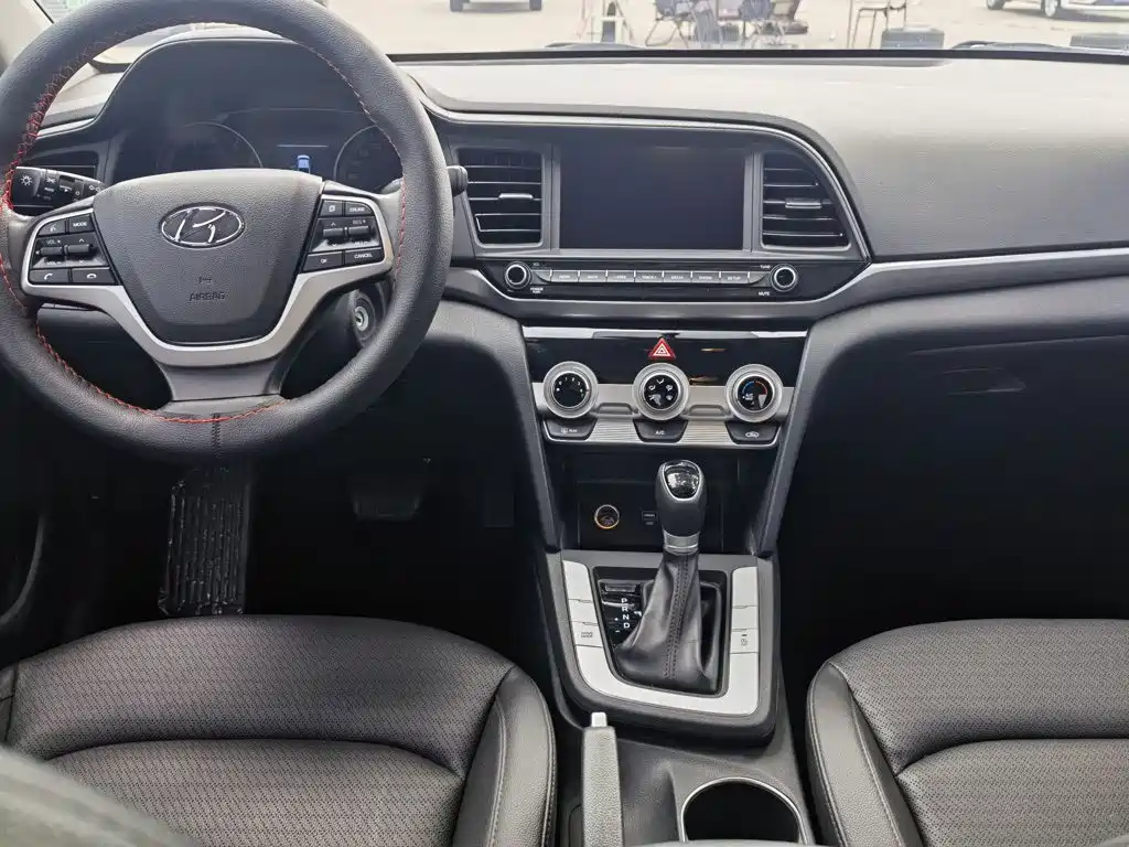 Hyundai Elantra — фото 8