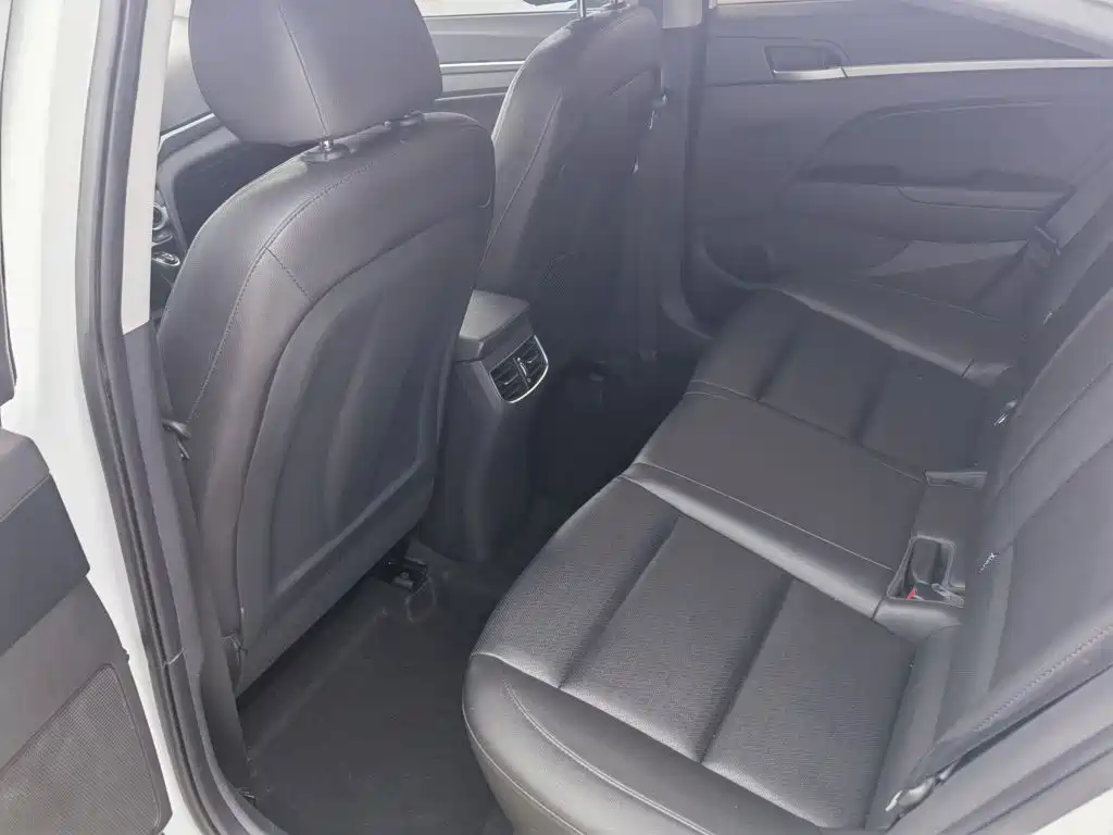 Hyundai Elantra — фото 10