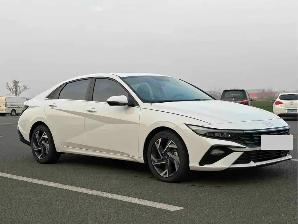 Hyundai Elantra — фото 3