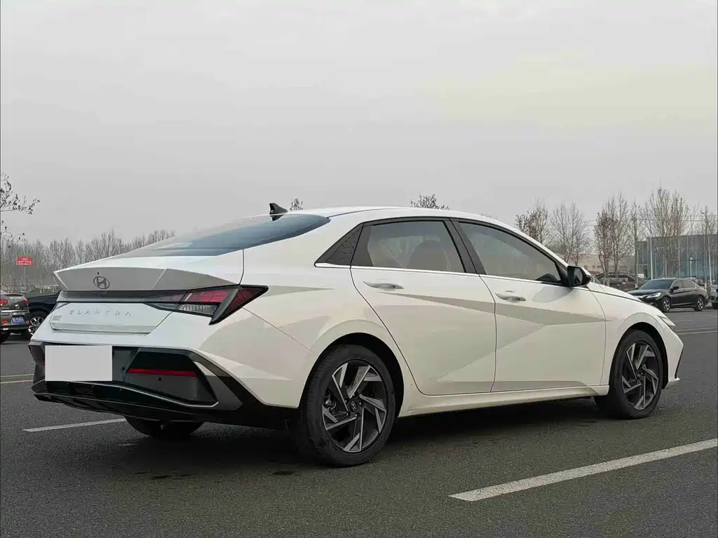 Hyundai Elantra — фото 7