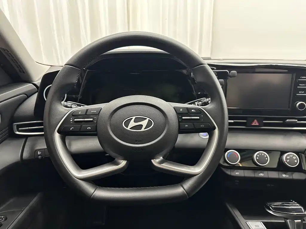 Hyundai Elantra — фото 10