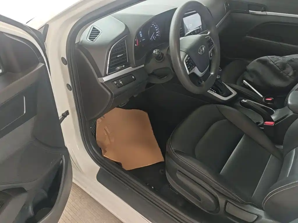 Hyundai Elantra — фото 16