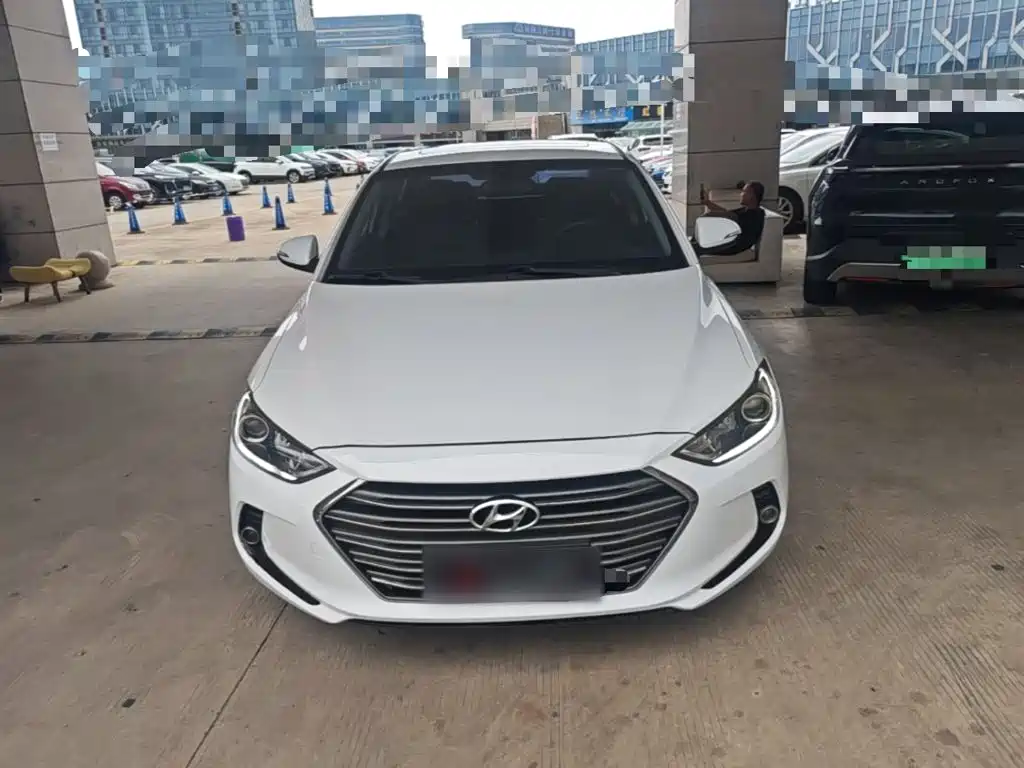 Hyundai Elantra — фото 3
