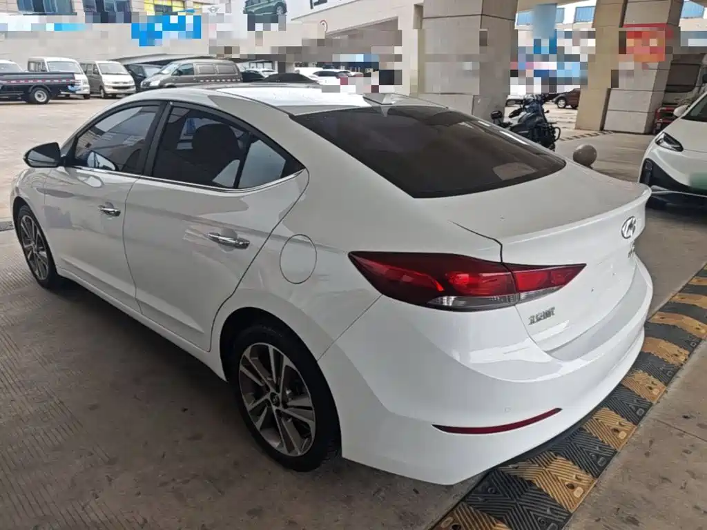 Hyundai Elantra — фото 5