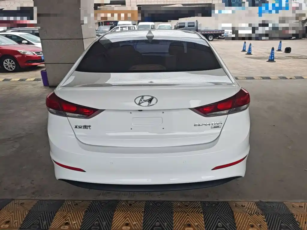 Hyundai Elantra — фото 6