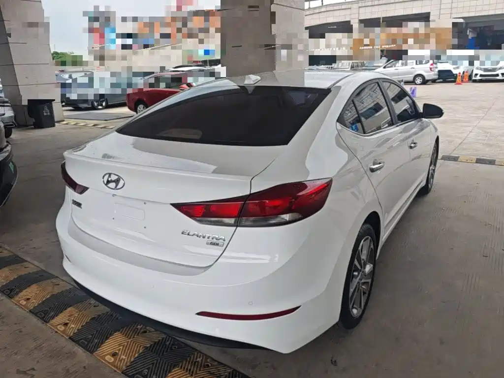 Hyundai Elantra — фото 7