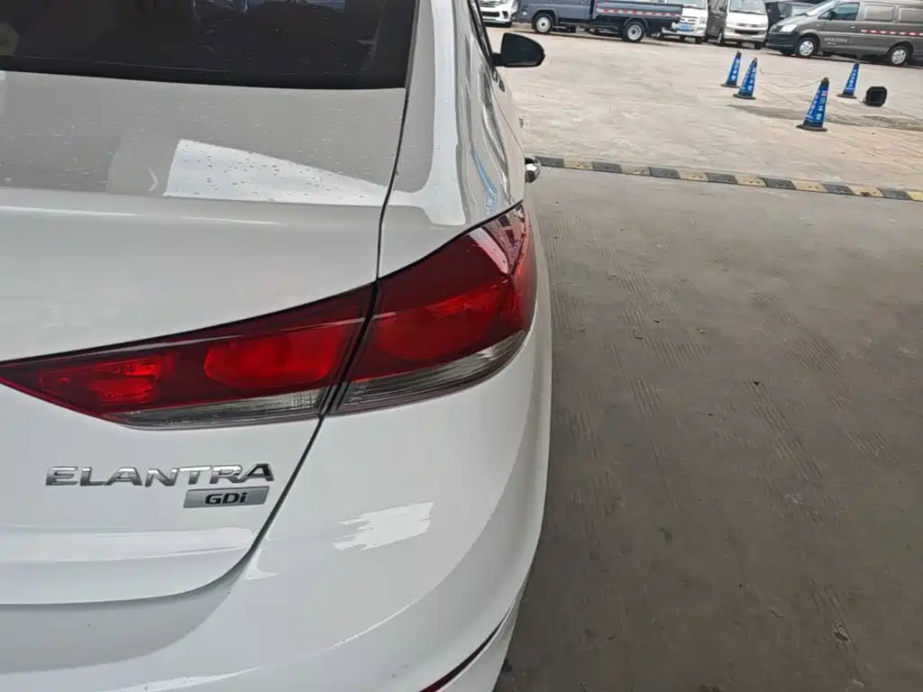 Hyundai Elantra — фото 8