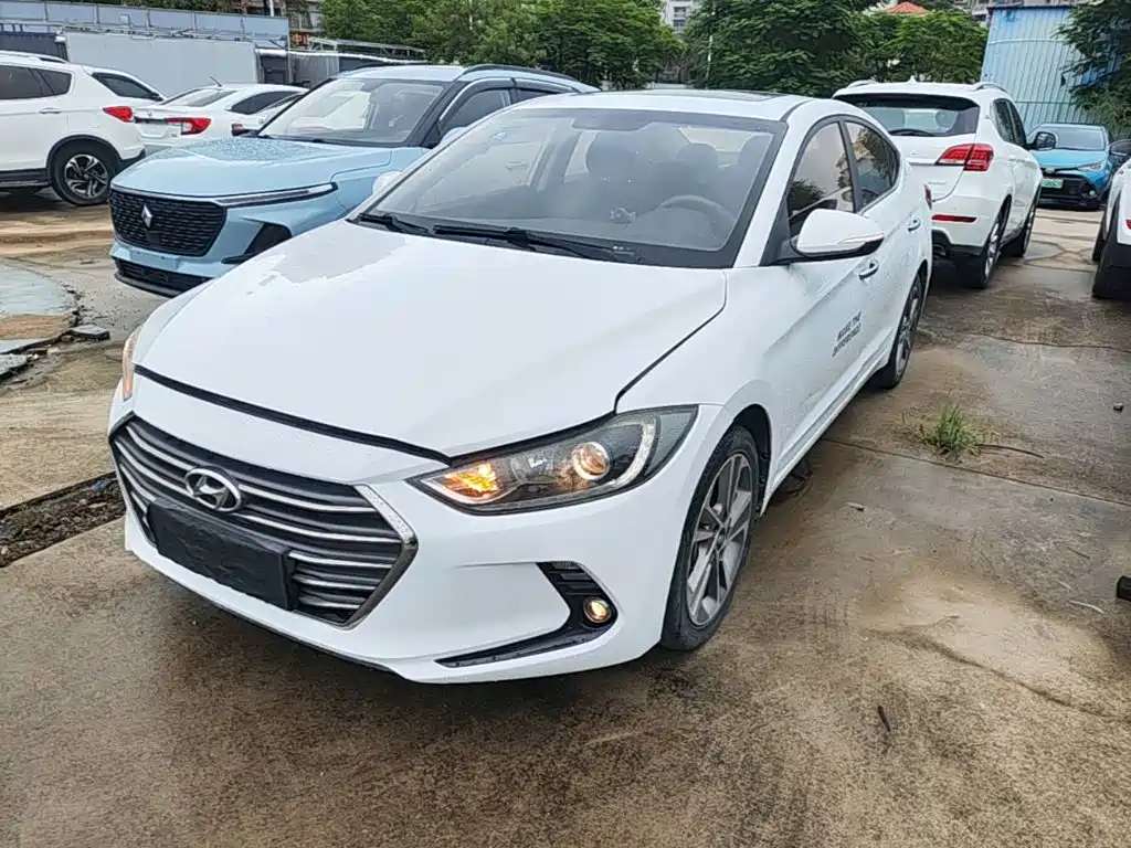 Hyundai Elantra — фото 2