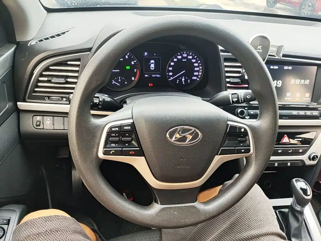 Hyundai Elantra — фото 11
