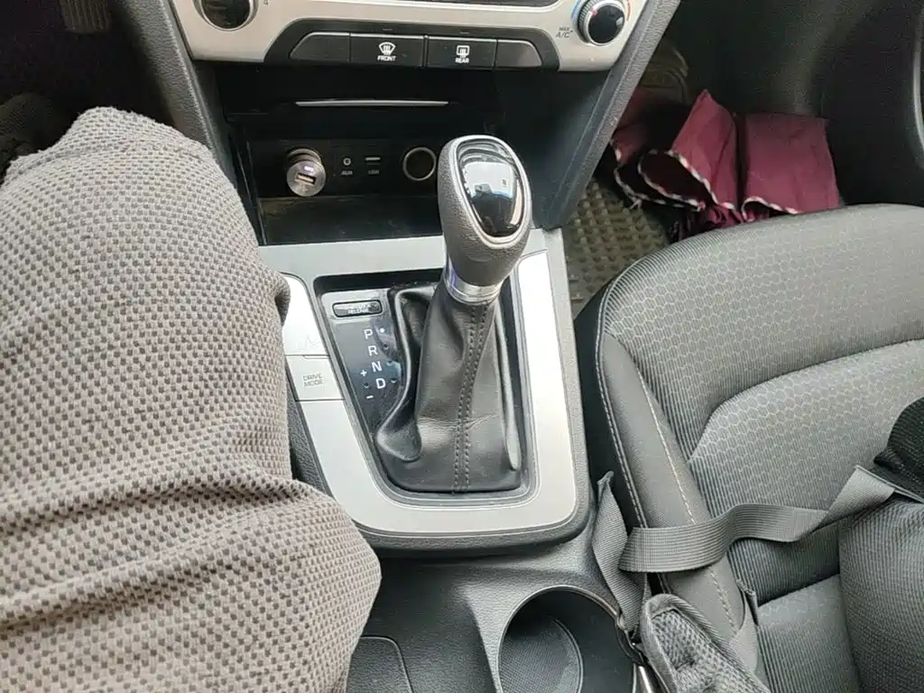 Hyundai Elantra — фото 14