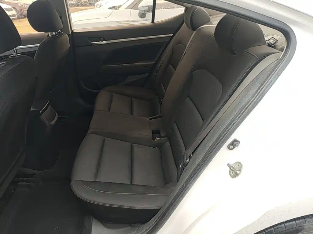 Hyundai Elantra — фото 17