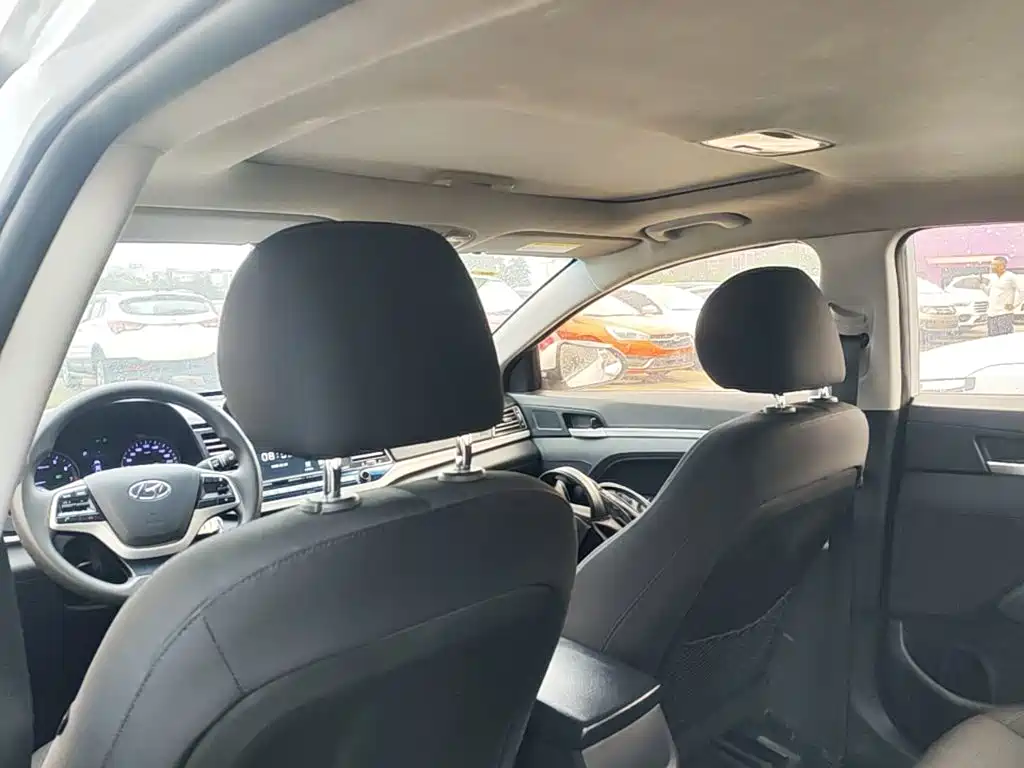 Hyundai Elantra — фото 18