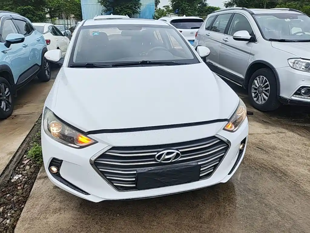 Hyundai Elantra — фото 3
