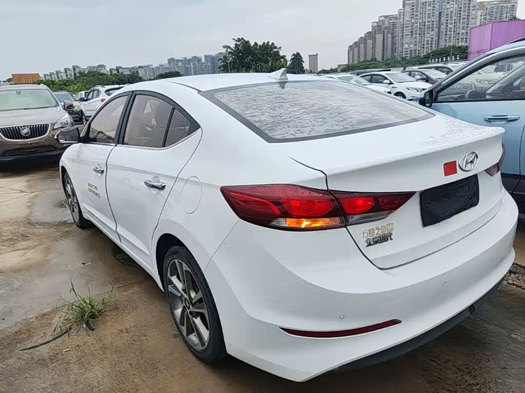 Hyundai Elantra — фото 5