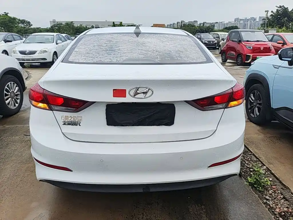 Hyundai Elantra — фото 6