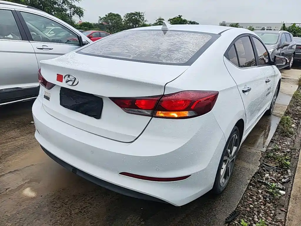 Hyundai Elantra — фото 7