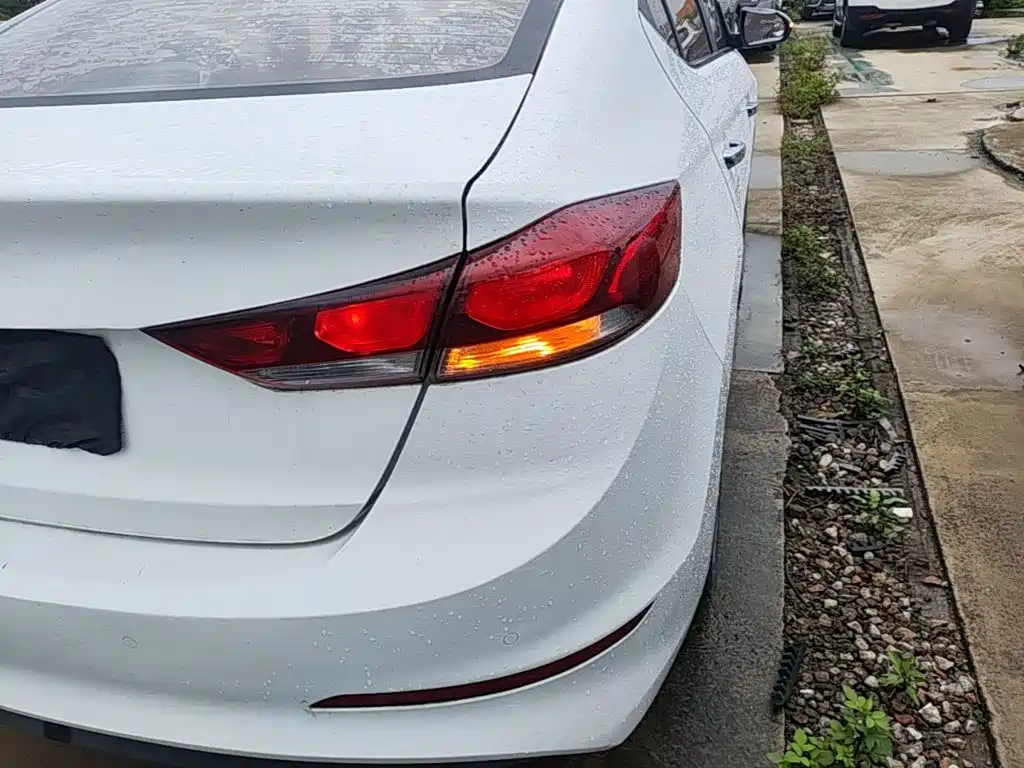 Hyundai Elantra — фото 8