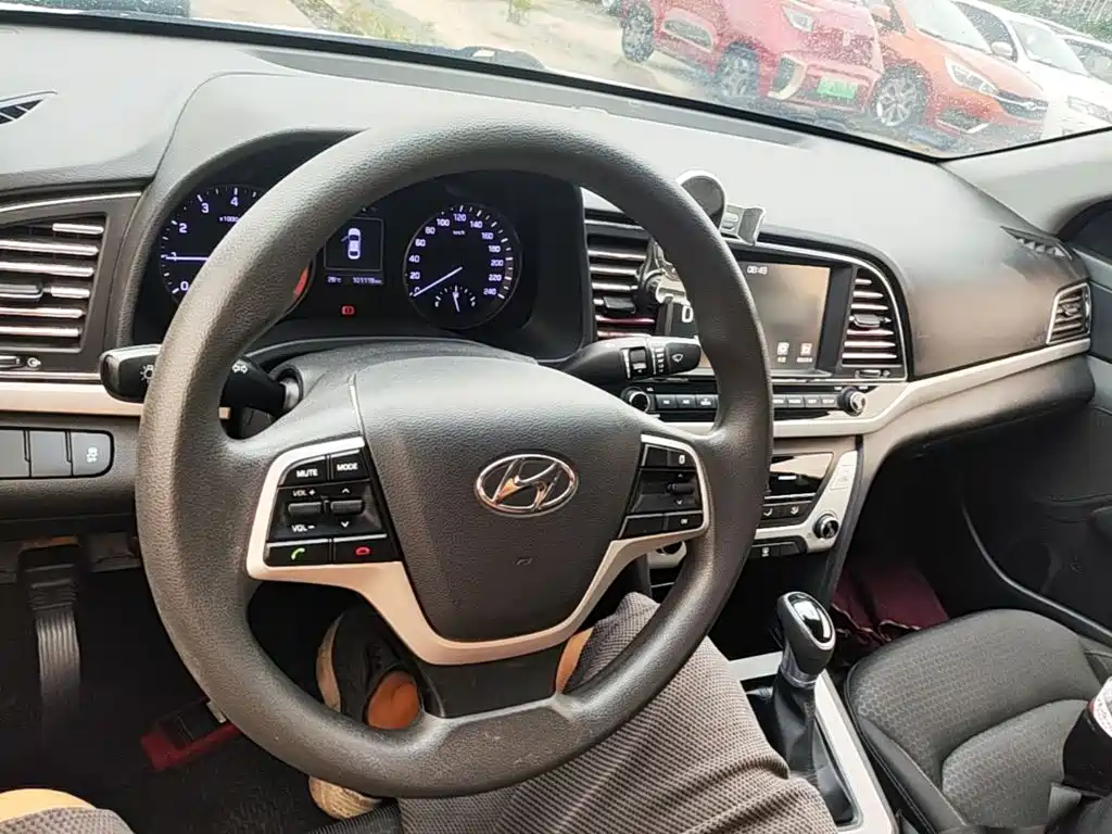 Hyundai Elantra — фото 10