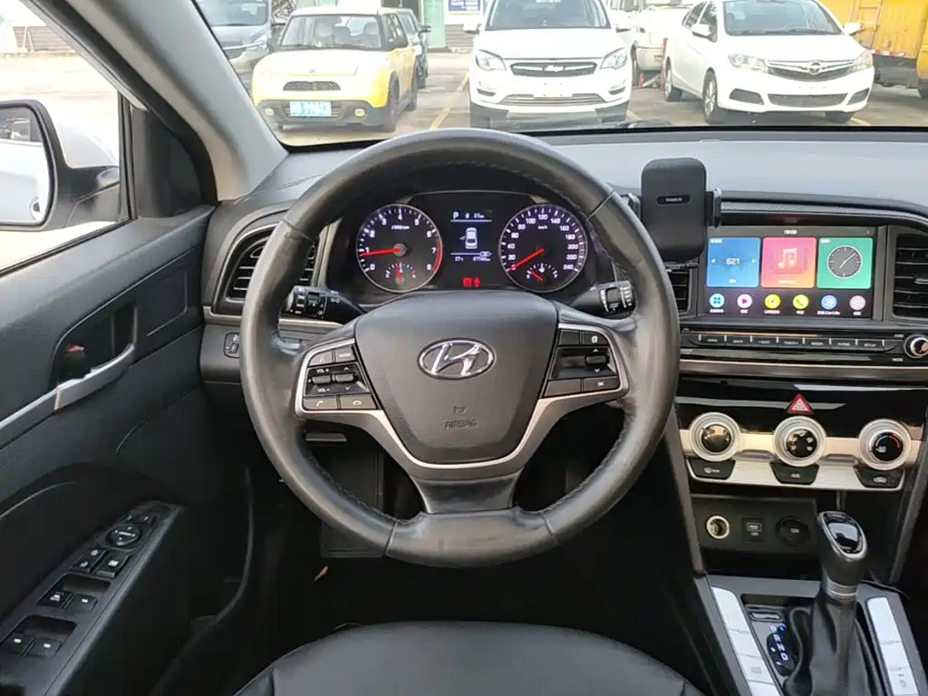 Hyundai Elantra — фото 11