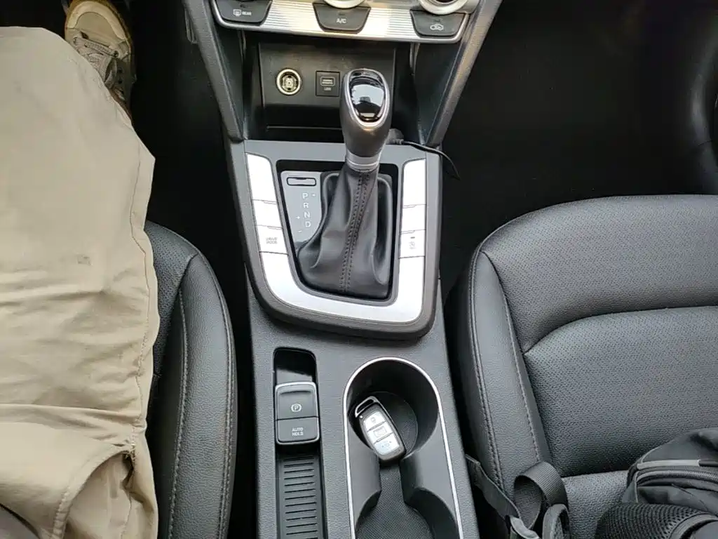 Hyundai Elantra — фото 14