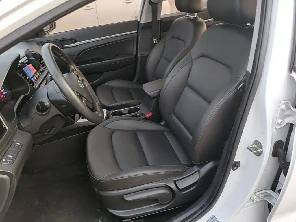 Hyundai Elantra — фото 15