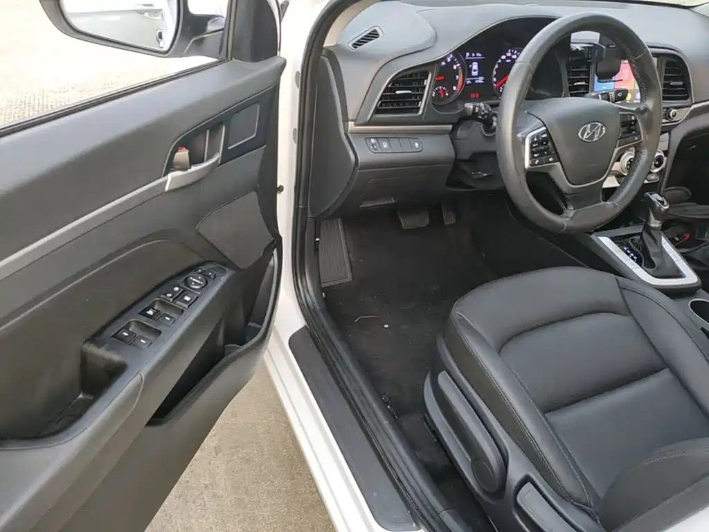 Hyundai Elantra — фото 16