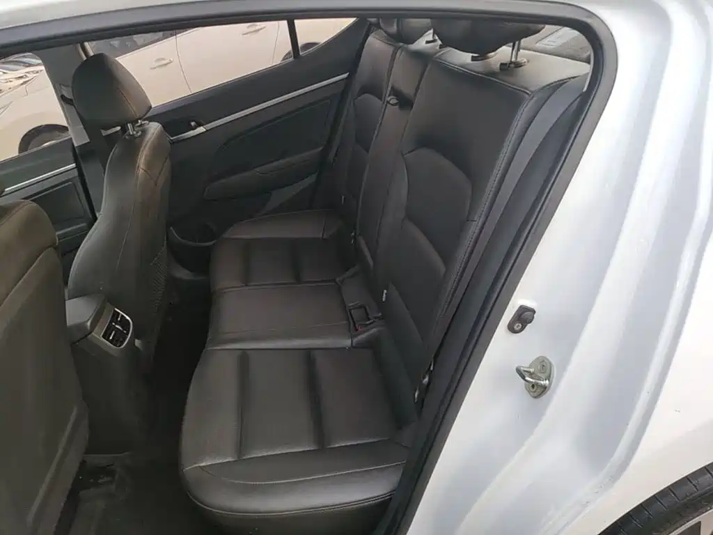 Hyundai Elantra — фото 17