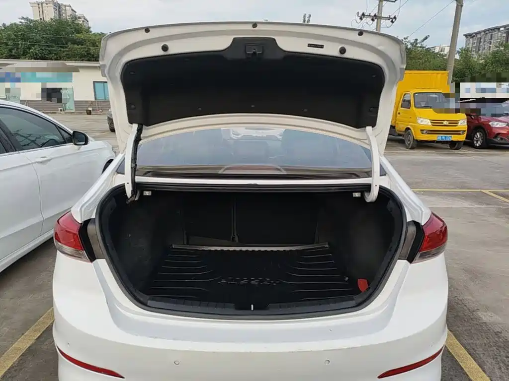 Hyundai Elantra — фото 19