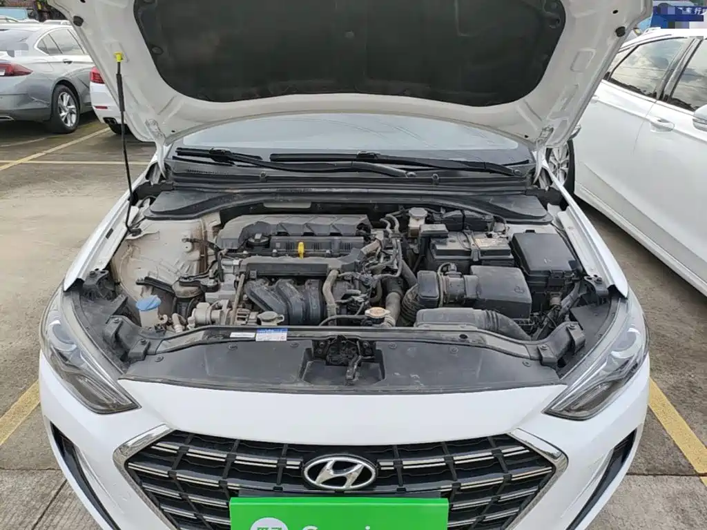 Hyundai Elantra — фото 20