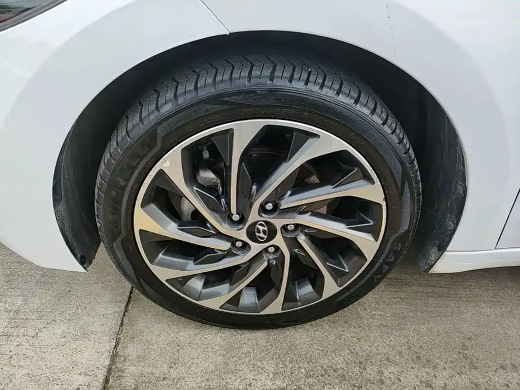 Hyundai Elantra — фото 23