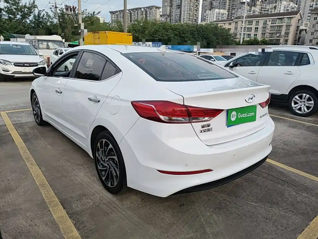 Hyundai Elantra — фото 5