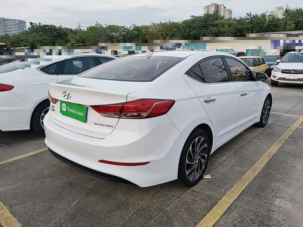Hyundai Elantra — фото 7
