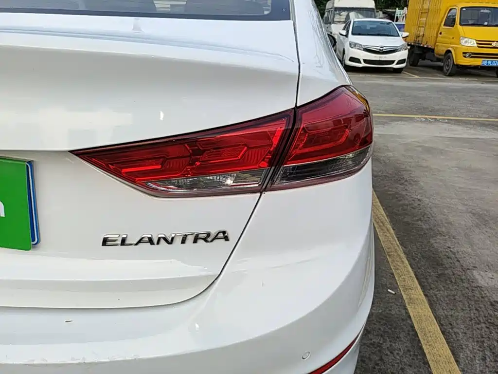 Hyundai Elantra — фото 8