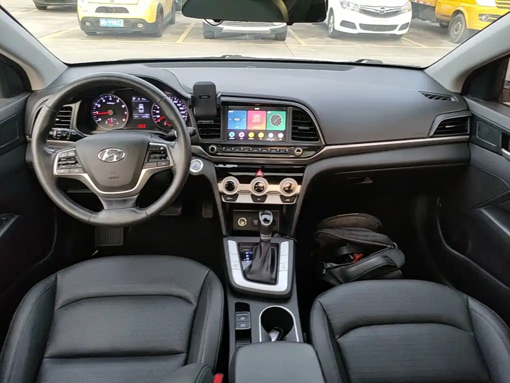 Hyundai Elantra — фото 10