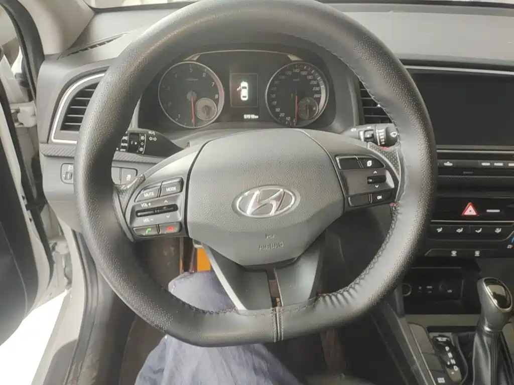 Hyundai Elantra — фото 11