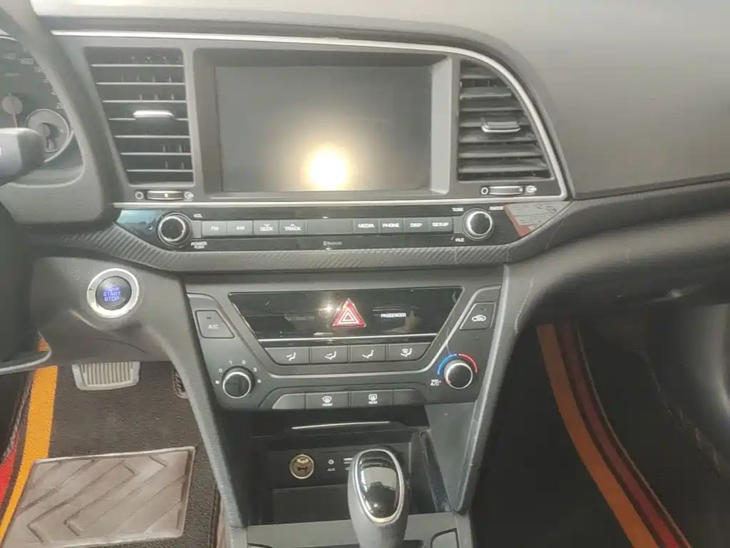 Hyundai Elantra — фото 13