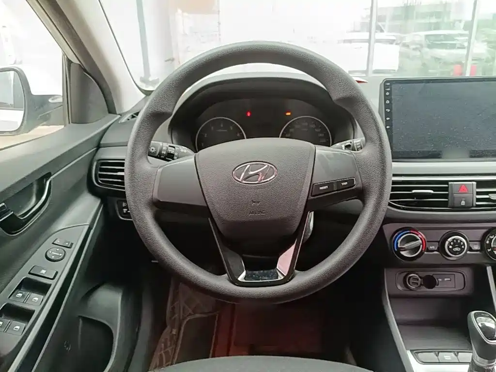 Hyundai Elantra — фото 11