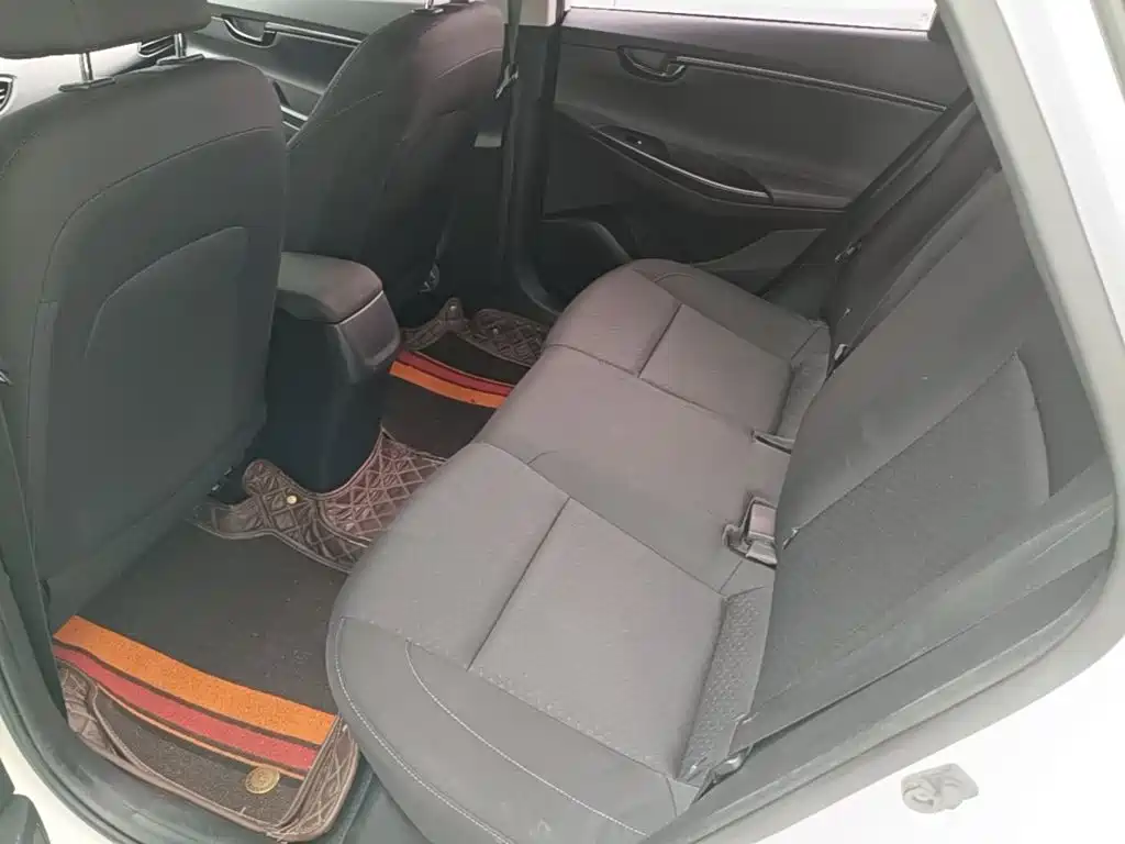 Hyundai Elantra — фото 17