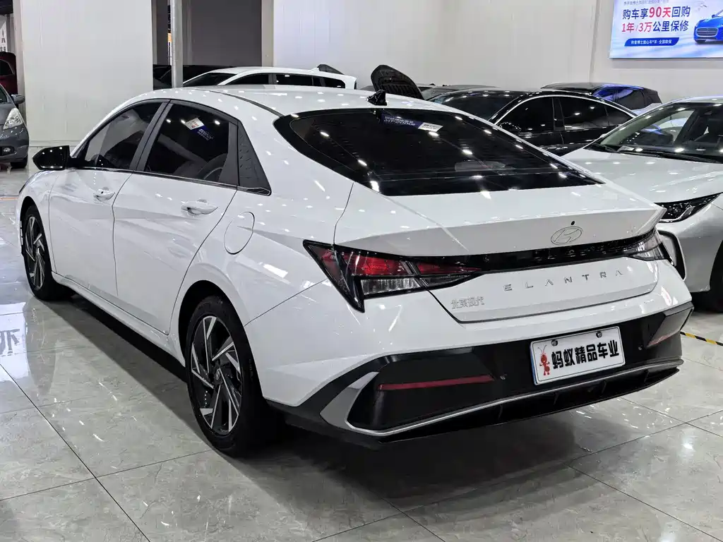 Hyundai Elantra — фото 14