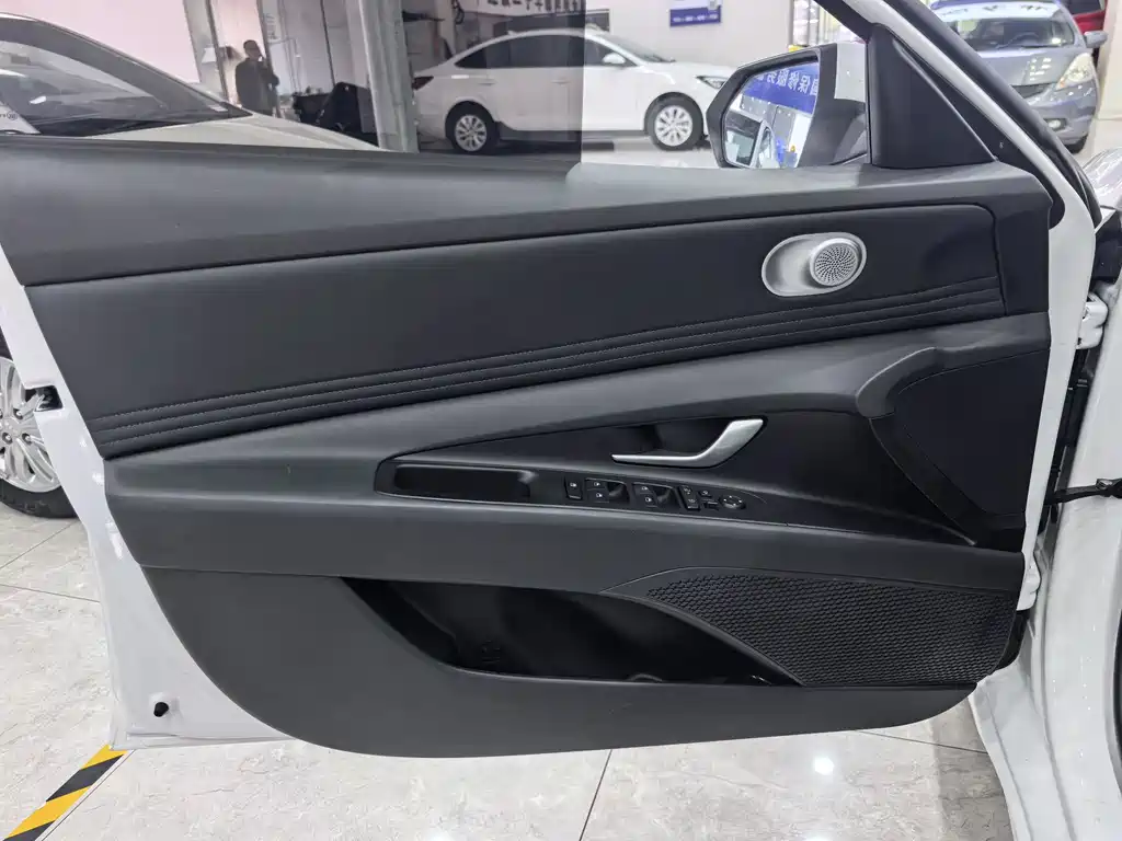 Hyundai Elantra — фото 4