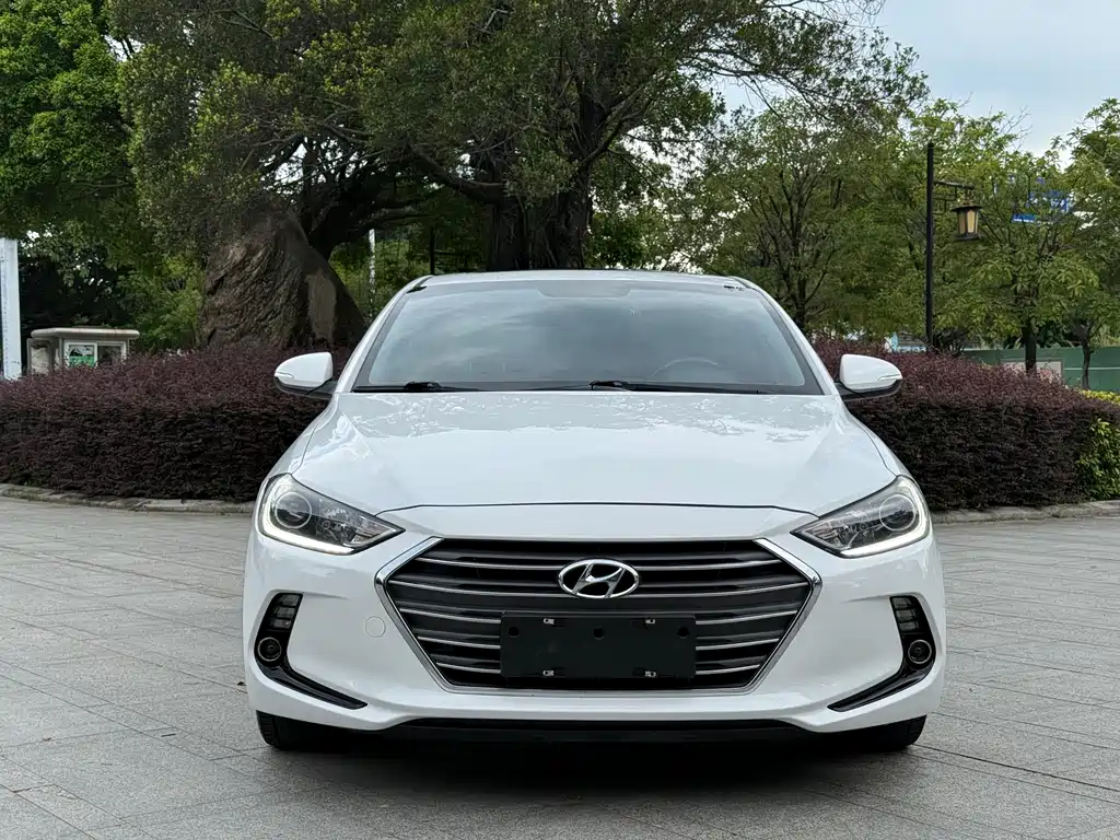 Hyundai Elantra — фото 2