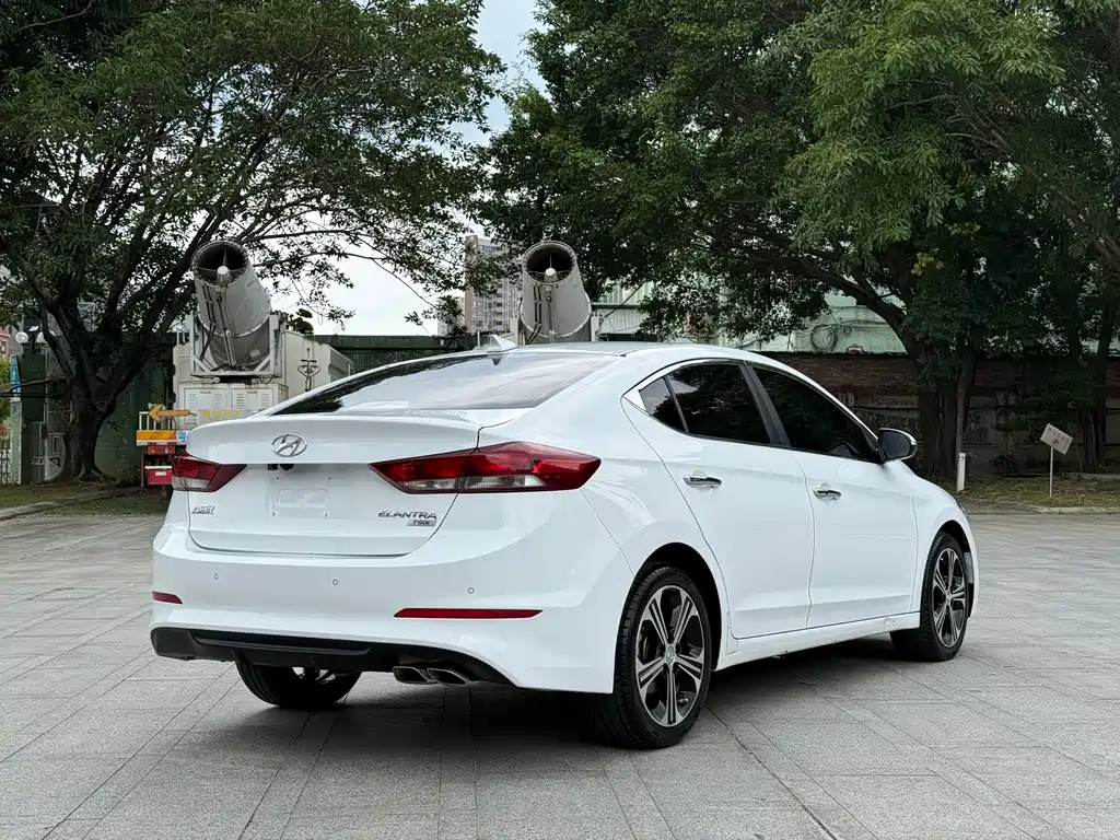 Hyundai Elantra — фото 11