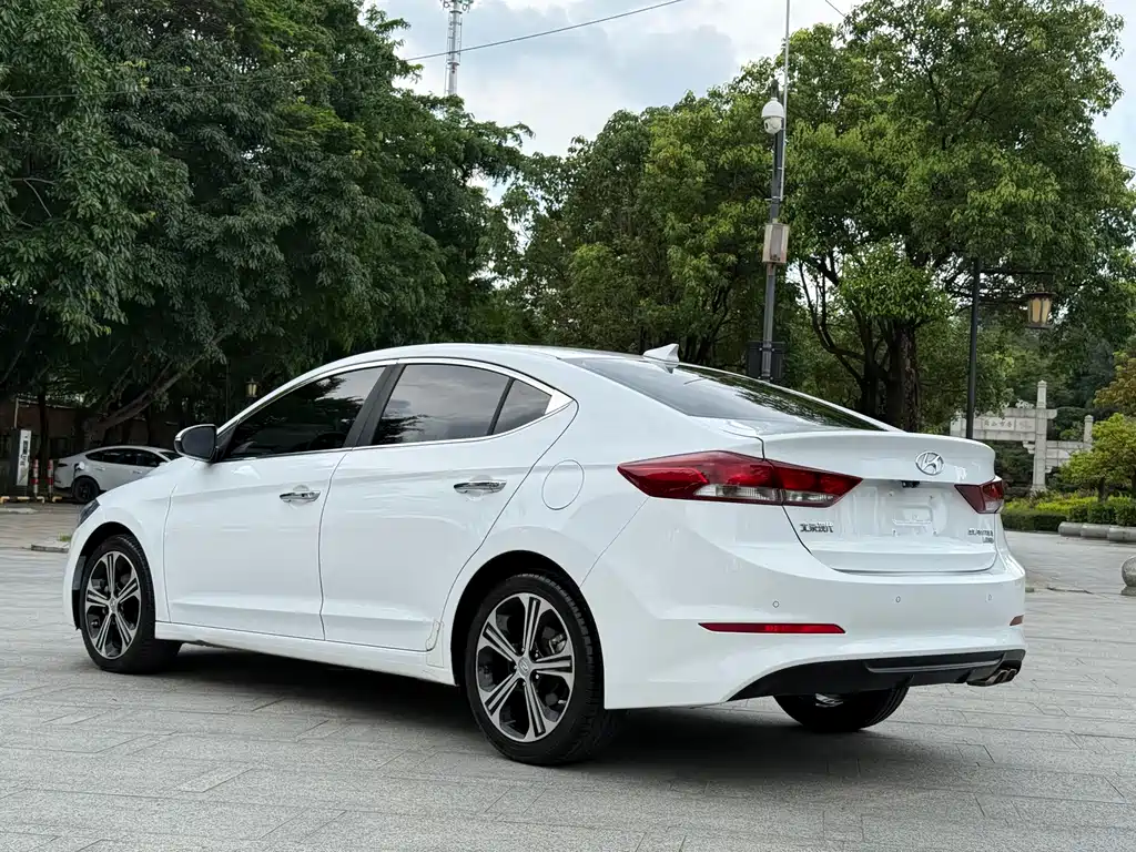 Hyundai Elantra — фото 13