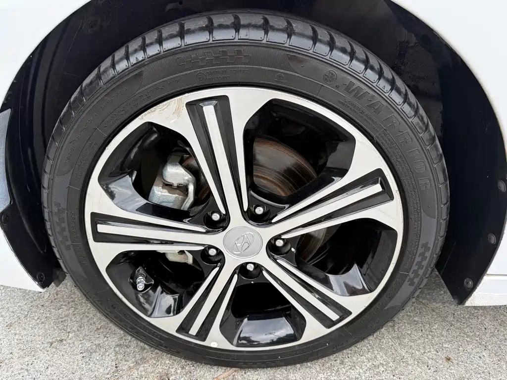 Hyundai Elantra — фото 17