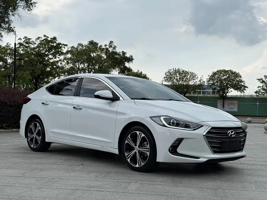 Hyundai Elantra — фото 3