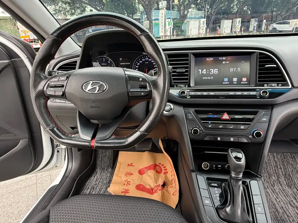 Hyundai Elantra — фото 8