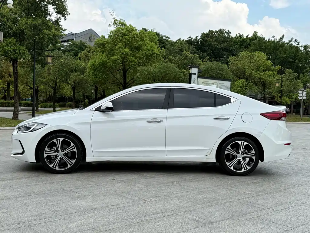 Hyundai Elantra — фото 10