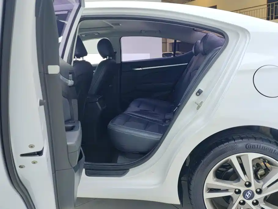 Hyundai Elantra — фото 11