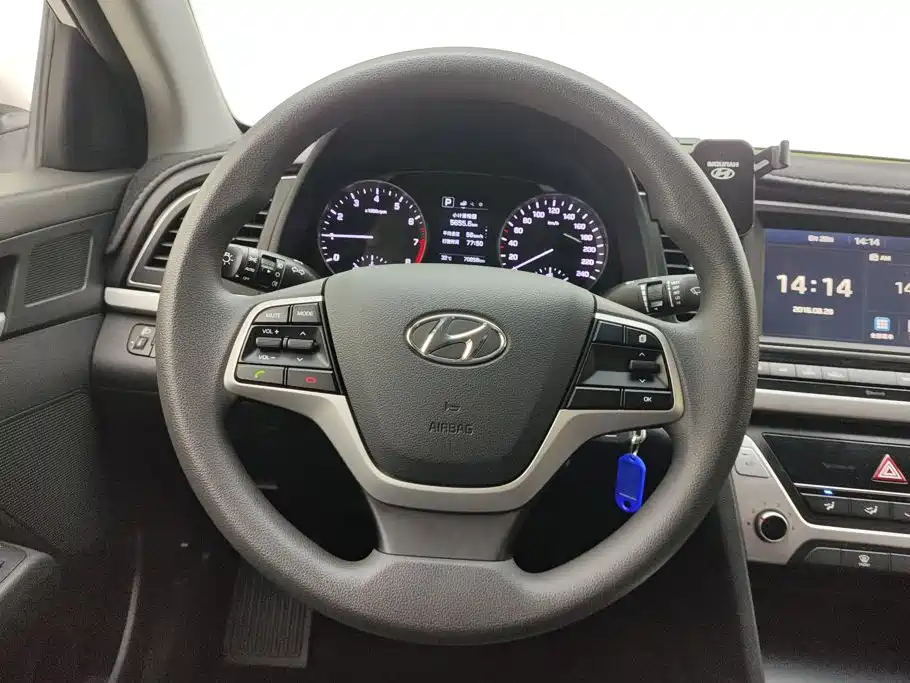 Hyundai Elantra — фото 15